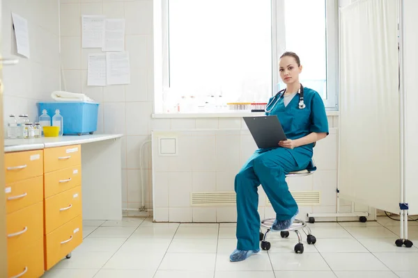 Mladí Profesionální Vet Jednotné Sedí Křesle Klinikách Čeká Nové Pacienty — Stock fotografie