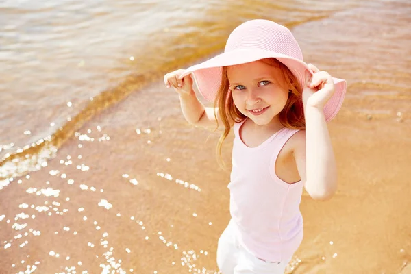 Linda Niña Sombrero Elegante Mirando Cámara Mientras Pasa Las Vacaciones —  Fotos de Stock