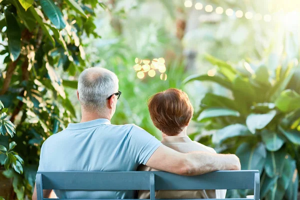 Vista Posteriore Della Coppia Anziana Affettuosa Seduta Sulla Panchina Giardino — Foto Stock