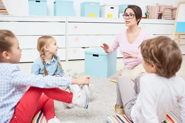 Young Teacher Explaining Rules Game Group Elementary Pupils Kindergarten — Stock Photo, Image