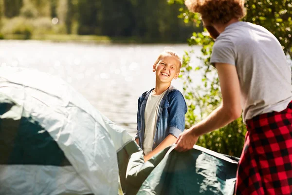 Happy Boy Talking His Father While Helping Him Prepare Tent — Stock Photo, Image