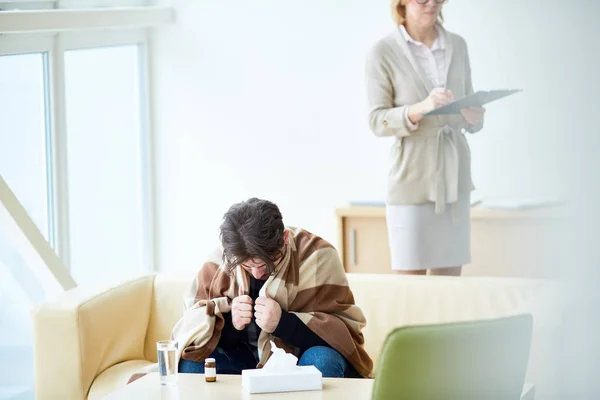 Slachtoffer Van Een Natuurramp Zittend Bank Voor Tabel Het Ontvangen — Stockfoto