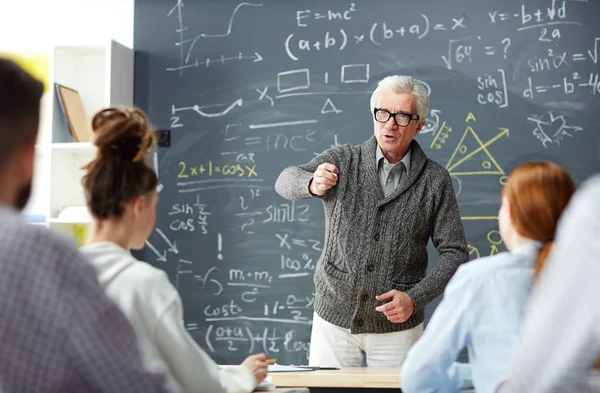 Smart Professor Ansqwering Frågan Hans Studenter Blackboard — Stockfoto