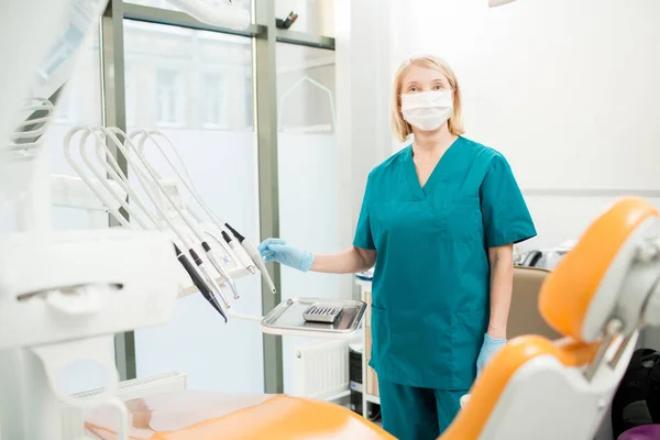 Krankenschwester Uniform Maske Und Handschuhen Blickt Die Kamera Während Sie — Stockfoto