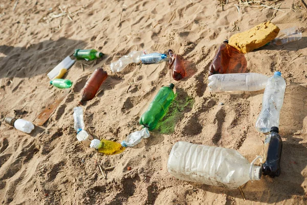 Starych Plastikowych Butelek Innych Śmieci Wykorzystywane Aby Słowo Sos Piasek — Zdjęcie stockowe