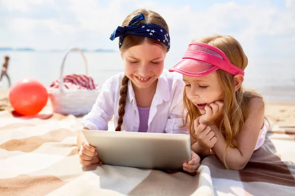 Dos Chicas Curiosas Con Tableta Viendo Películas Para Niños Mientras — Foto de Stock