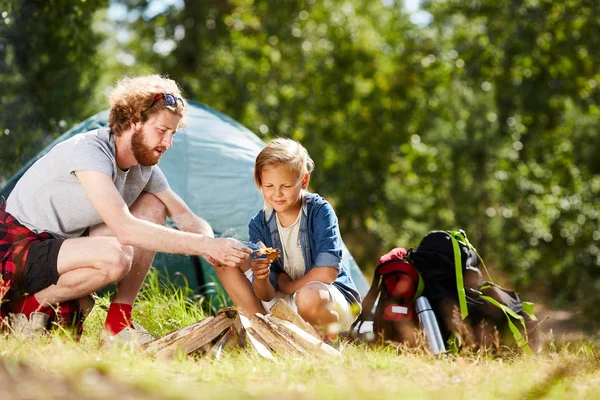 Young Scout Showing His Son How Make Campfire Trip Natural — Stock Photo, Image