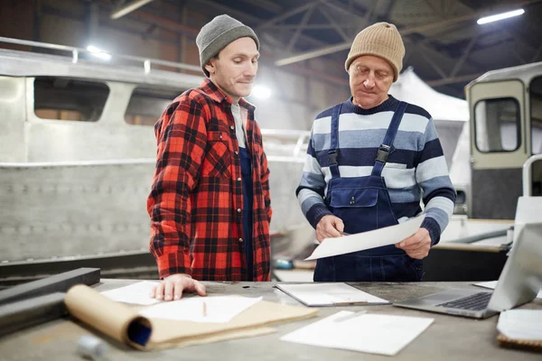 Senior Ingenieur Wijzend Papier Met Schets Van Nieuwe Boot Terwijl — Stockfoto