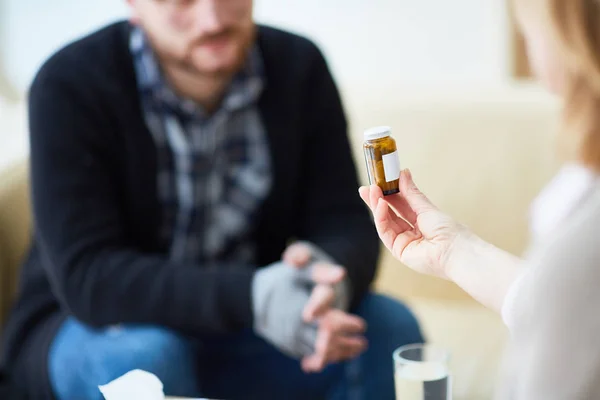 Psicólogo Dando Garrafa Com Comprimidos Para Seus Pacientes Durante Sessão — Fotografia de Stock