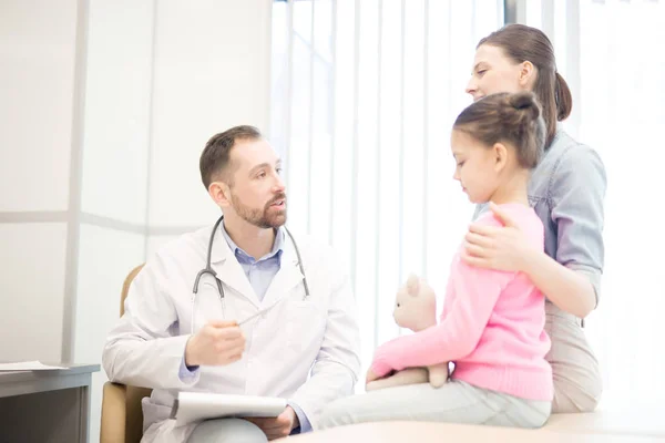 Genç Doktor Tıbbi Kliniklerde Küçük Onun Hasta Için Reçete Tarifi — Stok fotoğraf