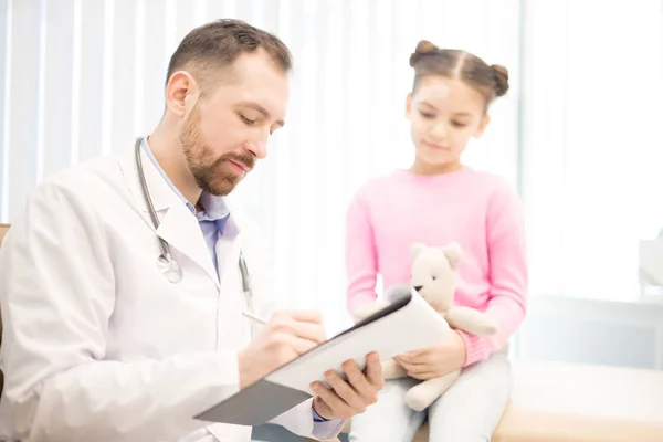 Jonge Kinderarts Het Neerschrijven Van Voorschriften Met Betrekking Tot Zijn — Stockfoto