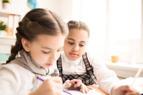 Bambine Che Studiano Insieme Tavola Durante Una Lezione — Foto Stock