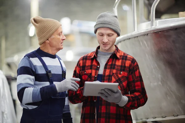 Två Moderna Varvsindustrin Ingenjörer Söker Innovationer Detta Område Industrin Nätet — Stockfoto