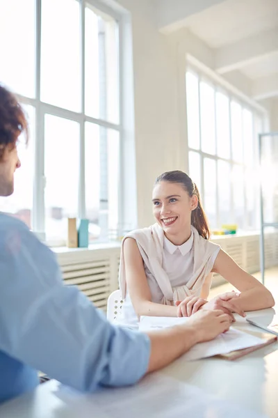 Mensen Uit Het Bedrijfsleven Zitten Aan Tafel Planning Samenwerken — Stockfoto