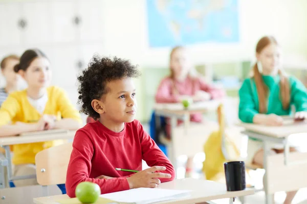 Aranyos Iskolás Ceruzával Íróasztala Hallgatta Tanító Osztálytársaival Háttérben — Stock Fotó