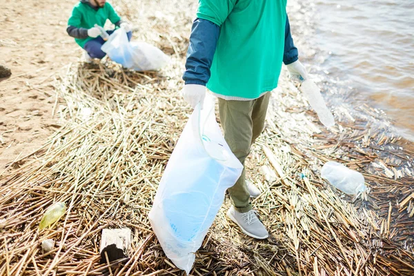 Twee Mensen Uniform Met Zakken Schoonmaken Rivier Gebied Van Oude — Stockfoto