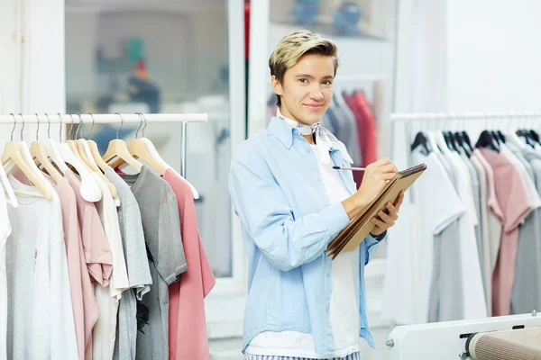 Ontwerper Maken Van Aantekeningen Kladblok Haar Atelier — Stockfoto