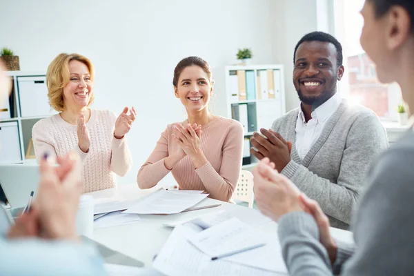 Asociados Sonrientes Aplaudiendo Colega Después Del Informe Reunión Informativa Trabajo —  Fotos de Stock