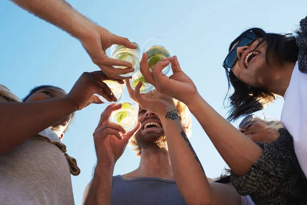 Felices Jóvenes Amigos Brindando Con Refrescantes Bebidas Bajo Cielo Azul —  Fotos de Stock