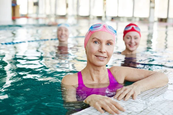 Sağlıklı Olgun Sporcumuz Arkadaşlarıyla Vakit Yüzme Havuzunda Mayo Içinde — Stok fotoğraf
