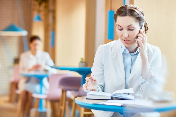 Drukke Jonge Manager Agent Maken Afspraak Met Cliënt Collega Aan — Stockfoto