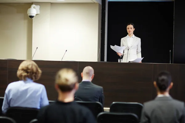 Joven Oradora Femenina Confiada Haciendo Informe Desde Tribuna Frente Audiencia — Foto de Stock