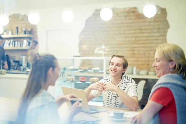 Groep Van Zakelijke Team Communiceren Tijdens Een Koffiepauze — Stockfoto