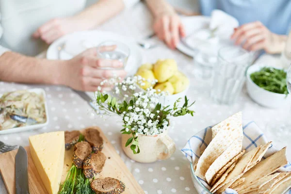 Verse Knäckebröd Verschillende Sneetjes Roggebrood Venkel Stukje Kaas Tafel Geserveerd — Stockfoto