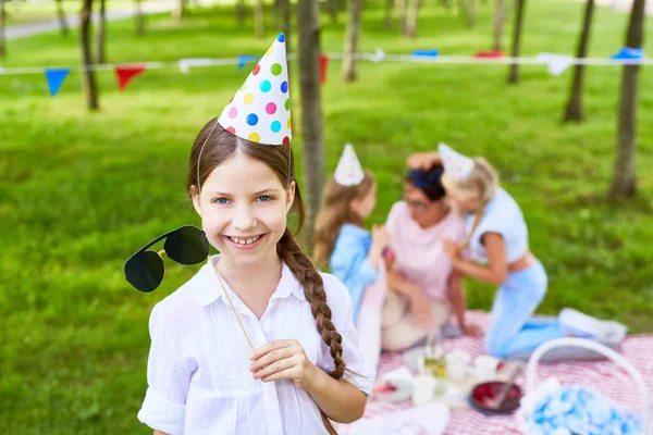 Menina Feliz Aniversário Com Óculos Sol Máscara Divertindo Festa Piquenique — Fotografia de Stock