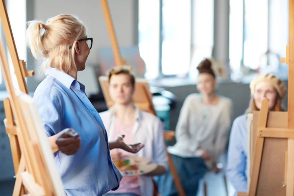 Insegnante Indicando Sua Pittura Cavalletto Mentre Spiegando Suoi Studenti Principi — Foto Stock