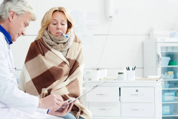 Mulher Tem Febre Ela Está Sentada Com Termômetro Ouvindo Prescrição — Fotografia de Stock