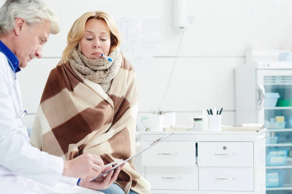 Donna Febbre Seduta Con Termometro Ascolta Prescrizione Del Medico — Foto Stock