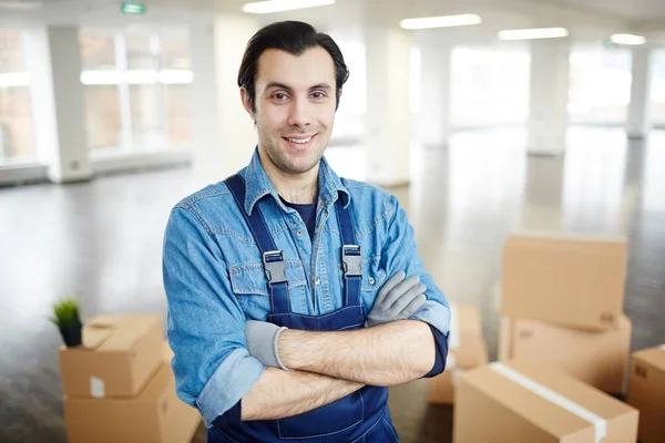 Feliz Joven Trabajador Uniforme Guantes Cruzando Los Brazos Pecho Mientras — Foto de Stock