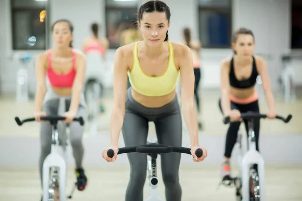 Junge Sportliche Frauen Auf Trainingsrädern Fitnesscenter Mit Trainer Vorne — Stockfoto