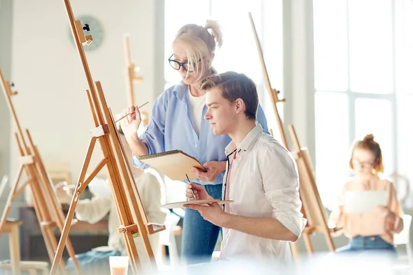 Rijpe Leraar Voor Arts Helpen Van Een Van Haar Studenten — Stockfoto