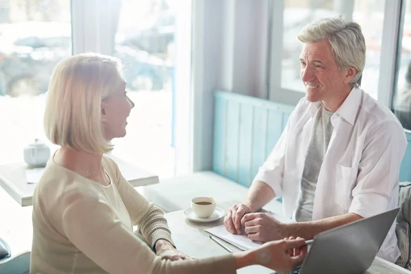 Twee Volwassen Zakelijke Partners Bespreken Online Financiële Statistieken Een Nieuw — Stockfoto