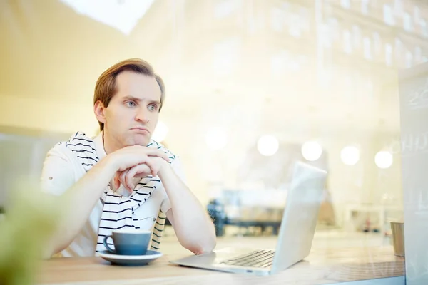 Jovem Pensando Sobre Trabalho Durante Coffee Break — Fotografia de Stock