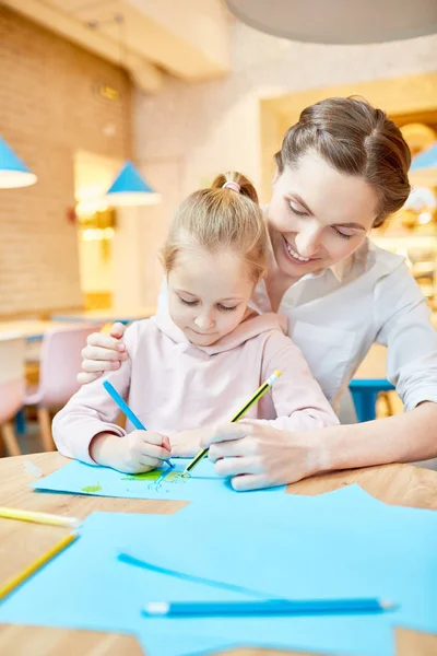 Joven Madre Ayudando Hija Dibujar Mientras Pasa Ocio Cafetería — Foto de Stock