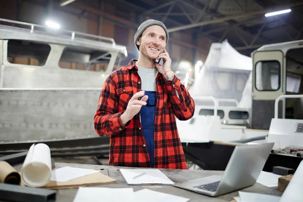 Jonge Ingenieur Praten Door Smartphone Tijdens Het Werken Project Scheepsbouw — Stockfoto