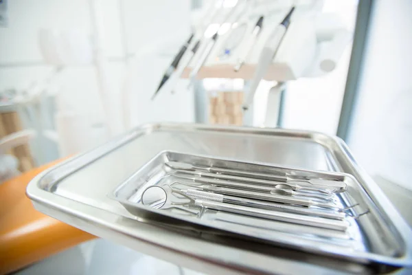 歯科検診歯科オフィス内特殊金属トレイの上に滅菌医療機器 — ストック写真