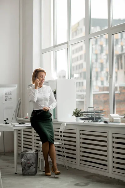 Kobieta Kobieta Interesu Rozmowy Telefon Komórkowy Stojącego Obok Okna Biurze — Zdjęcie stockowe