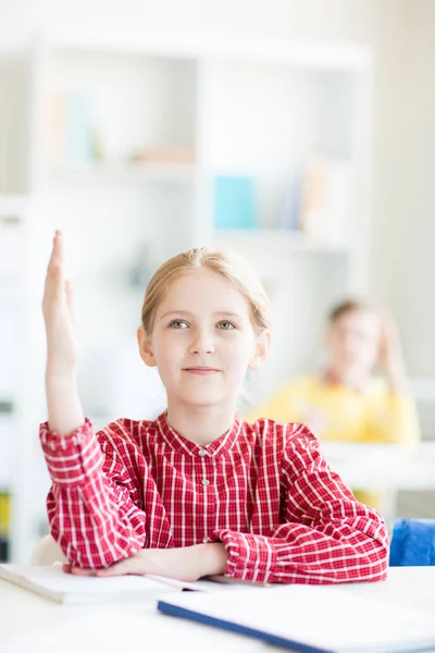 Jeune Étudiant Assidu École Secondaire Est Prêt Répondre Question Enseignant — Photo