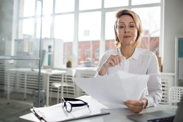 Portrait Femme Affaires Signer Quelques Documents — Photo