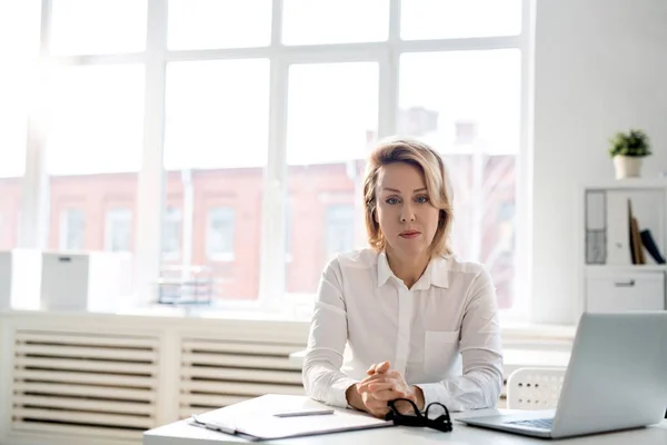 Retrato Jovem Empresária Sentada Escritório — Fotografia de Stock