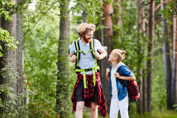 Dos Niños Exploradores Amistosos Con Mochilas Caminando Por Bosque Hablando — Foto de Stock