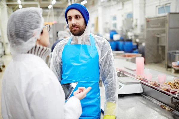 Joven Uniforme Escuchando Colega Explicar Actitud Sobre Proceso Trabajo — Foto de Stock