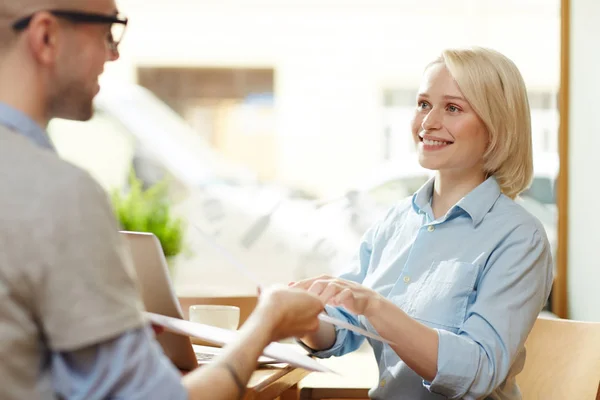 Jonge Vriendelijke Zakenvrouw Passeren Financiële Papier Aan Haar Cliënt Collega — Stockfoto