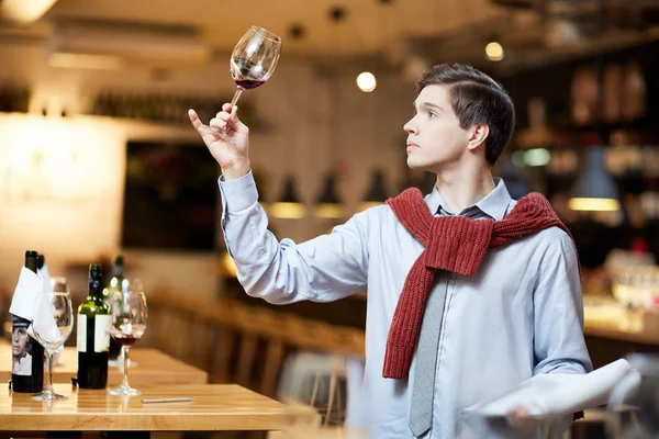 Ικανοποιημένοι Νεαρός Άνδρας Βλέπει Κόκκινο Ποτήρι Κρασί Κατά Διάρκεια Μιας — Φωτογραφία Αρχείου