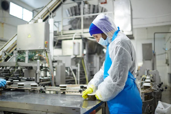 Trabalhador Recipiente Plástico Embalagem Uniforme Com Salada Algas Mesa Metálica — Fotografia de Stock