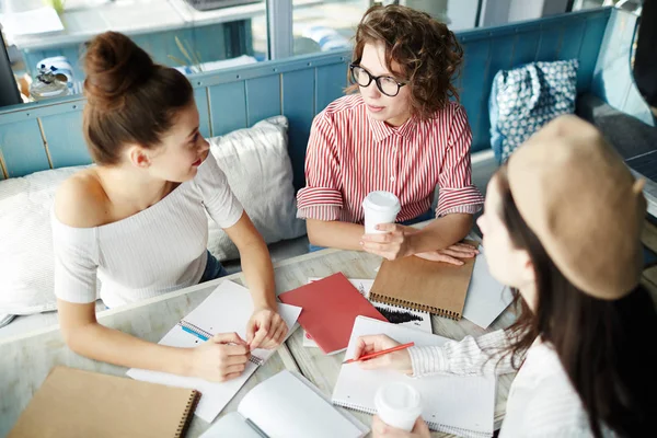 Grupo Empresários Contemporâneos Estudantes Que Reúnem Café Para Discutir Novas — Fotografia de Stock